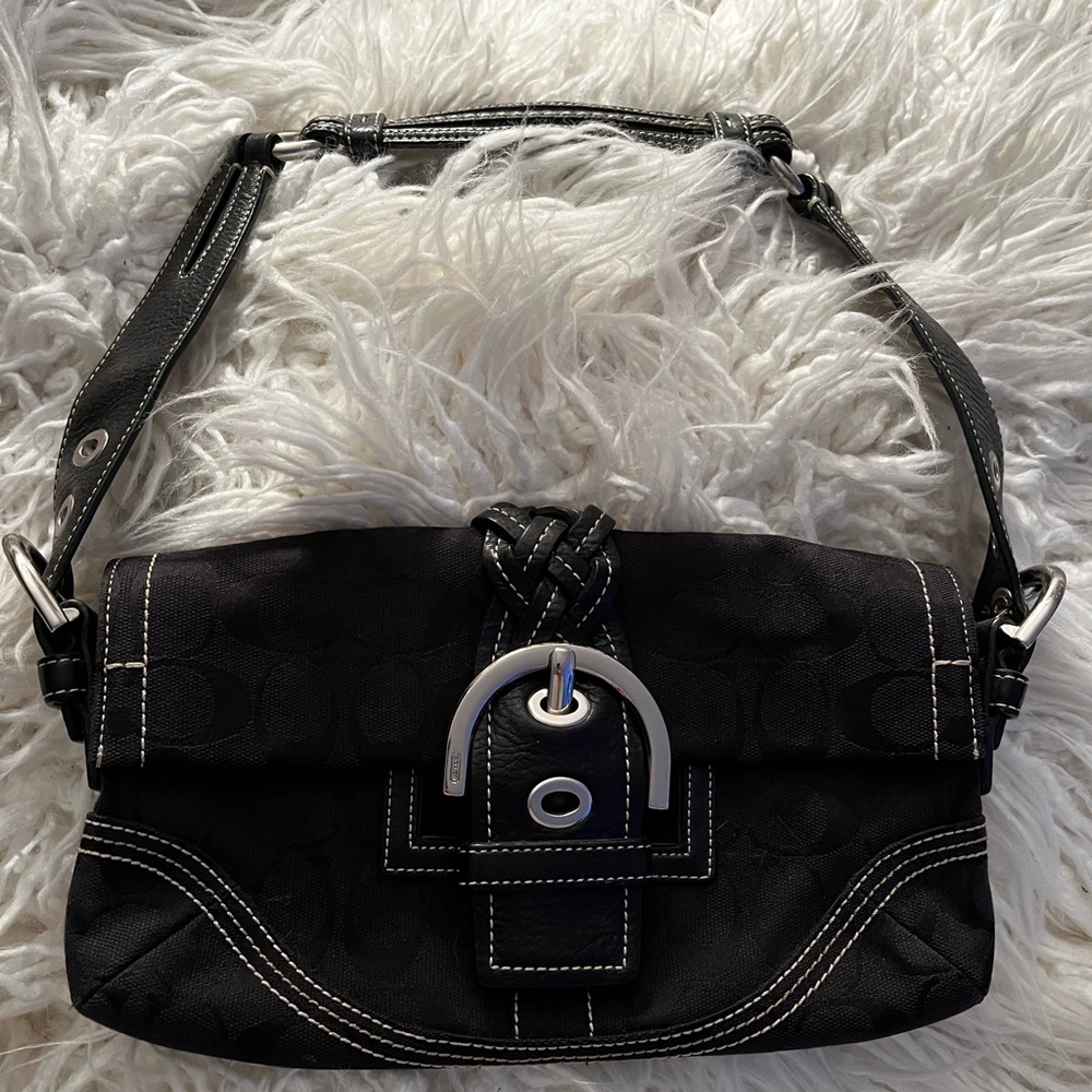 Black vintage coach purse in excellent condition. White detailing 🤍🤤